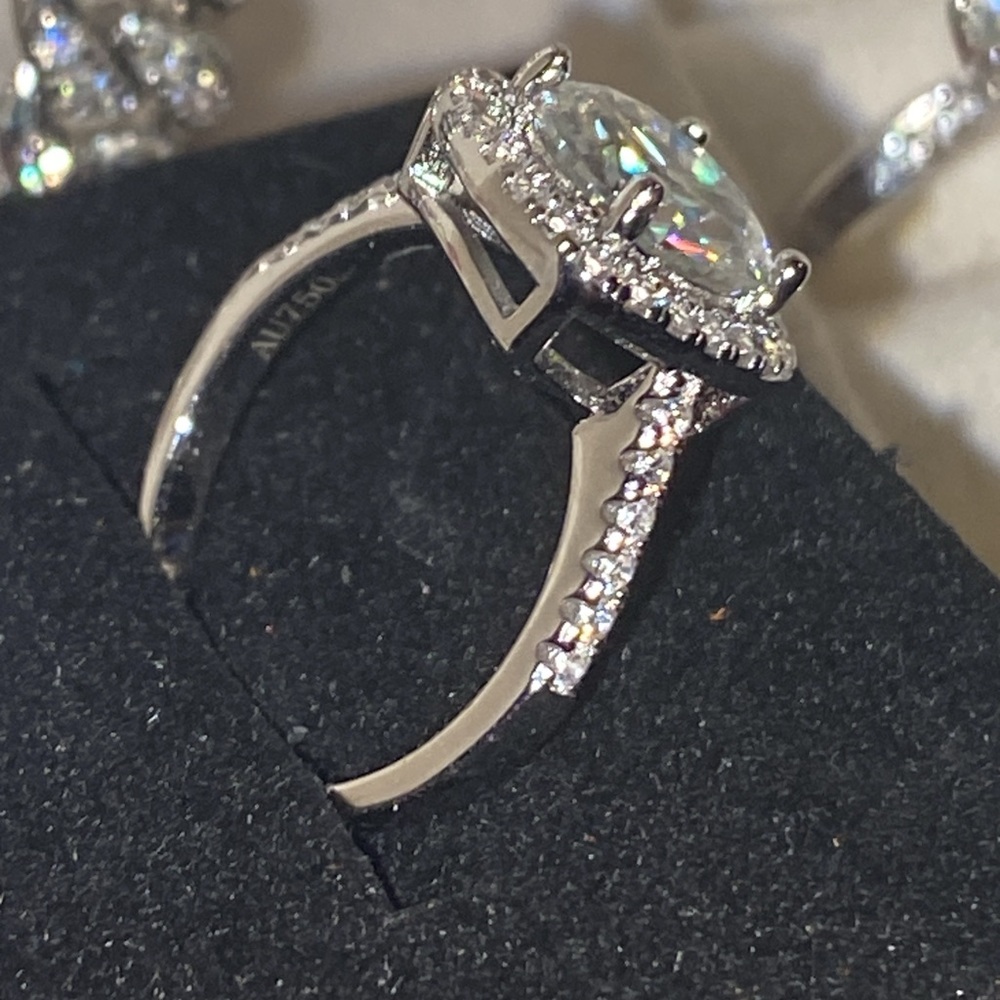 Sparkling Halo Solitaire Ring in 18k gold with 3k Lab Diamonds
